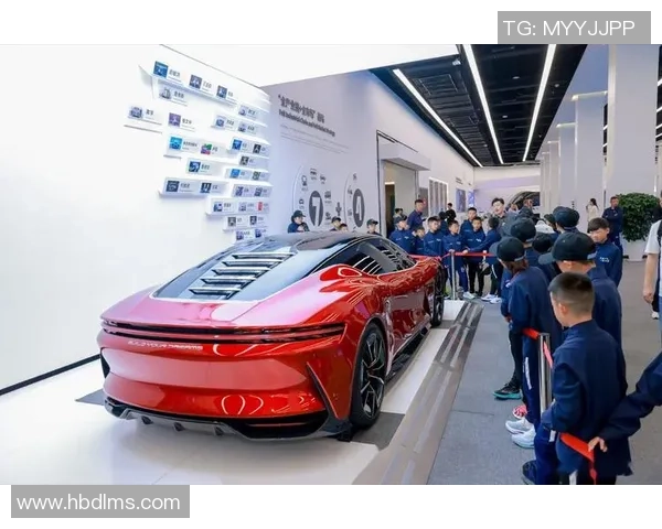 足球明星亲自试驾中国汽车展现国货魅力与国际化形象